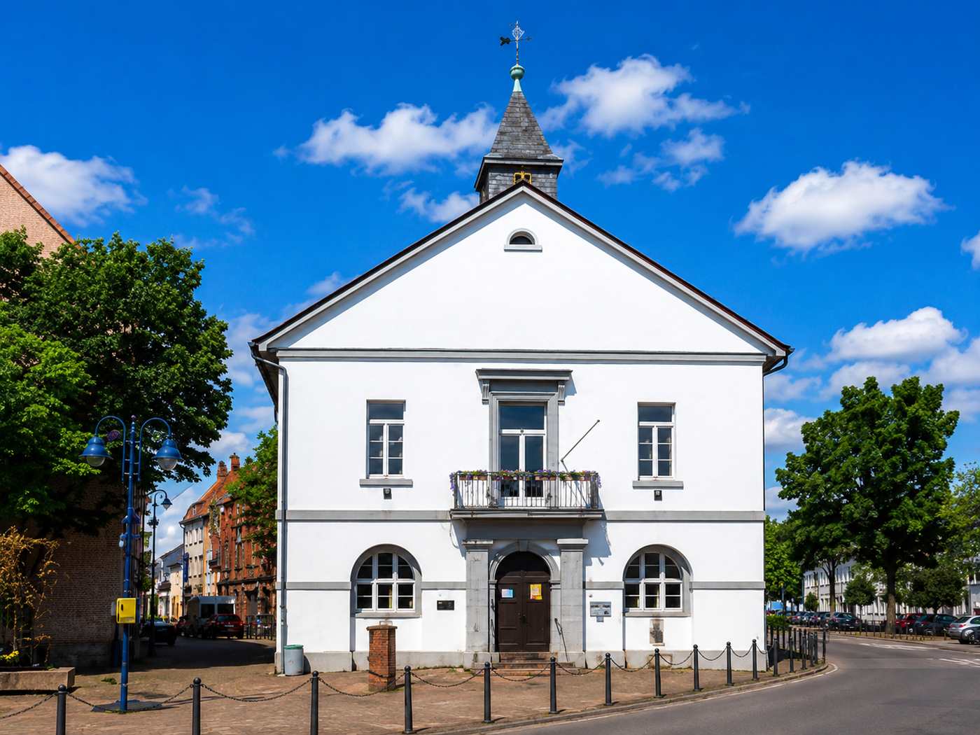 Historisches Altes Rathaus im Ortskern von Mannheim-Käfertal – Hausverwaltung Käfertal von Krämer