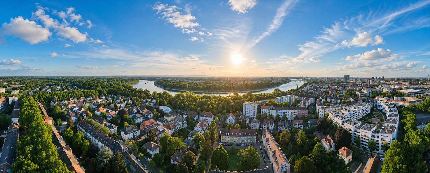 Luftaufnahme von Mannheim-Lindenhof am Rhein mit Wohnbebauung im Grünen – Hausverwaltung Lindenhof von Krämer
