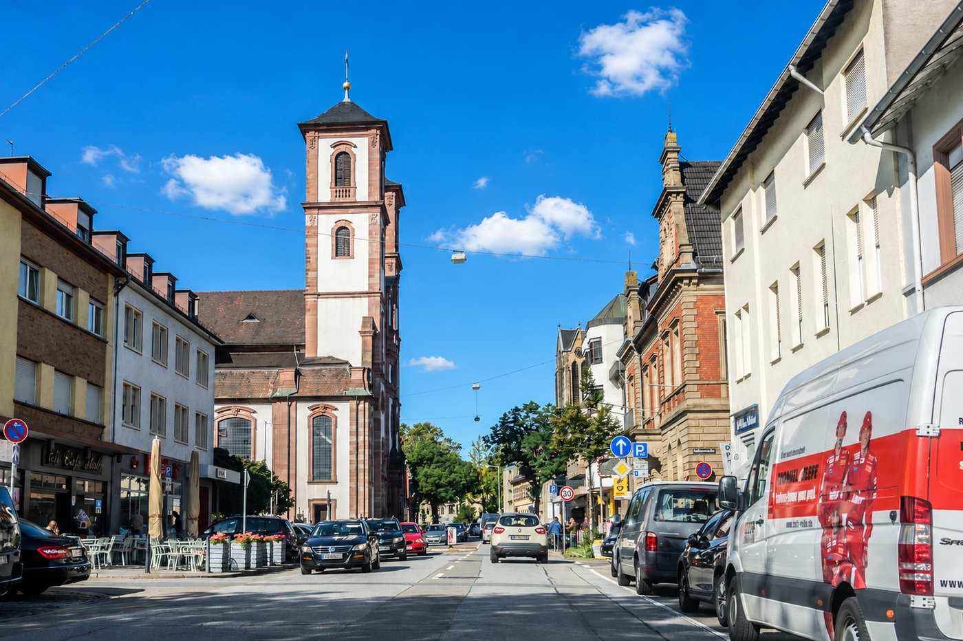 Hauptstraße in Mannheim-Neckarau mit Matthäuskirche und Gründerzeithäusern – Hausverwaltung Neckarau von Krämer