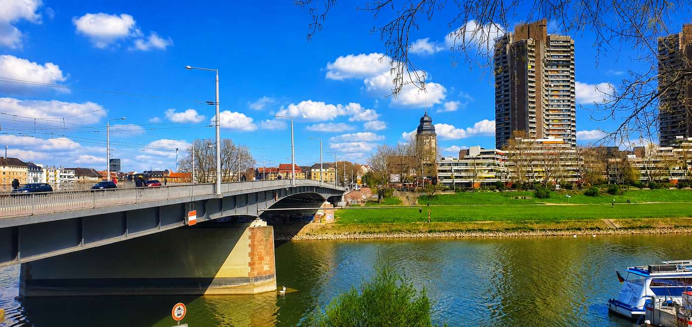 Neckarufer in Mannheim-Neckarstadt-Ost mit Brücke und Collini-Hochhaus – Hausverwaltung Neckarstadt-Ost von Krämer