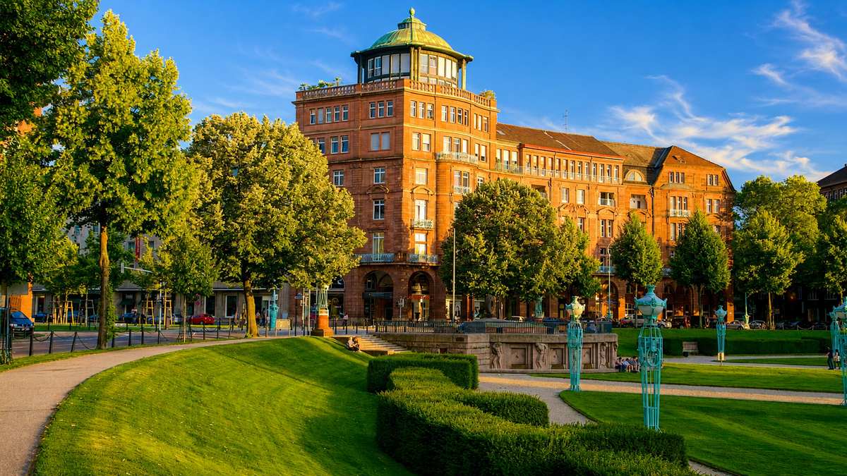 Jugendstil-Gebäude aus rotem Sandstein in der Mannheimer Oststadt mit Parkanlage – Hausverwaltung Oststadt von Krämer