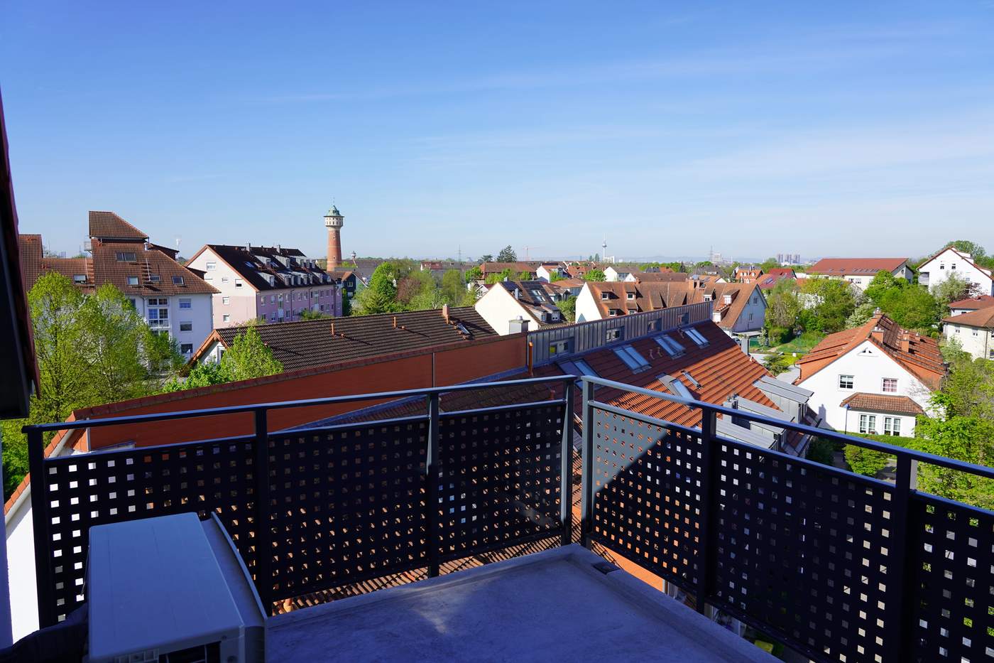Blick über die Dächer von Mannheim-Wallstadt mit Wasserturm – Hausverwaltung Wallstadt von Krämer